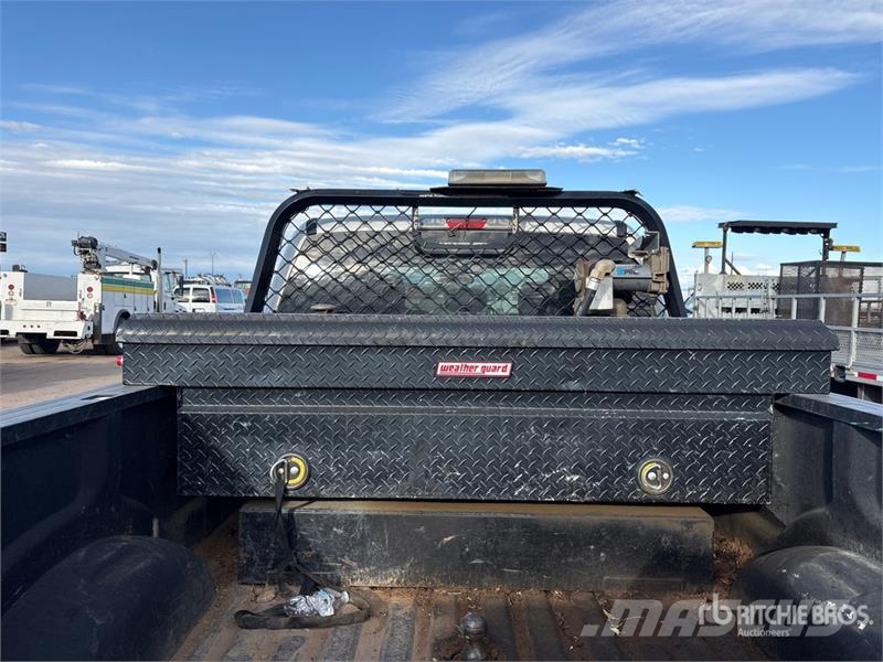 Ford F-250 XLT 4x4 Crew Cab Pickup Outro