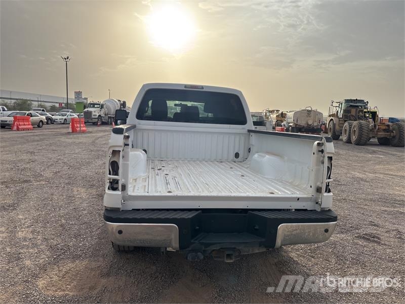 Ford F-250 XLT 4x4 Crew Cab Pickup Kita