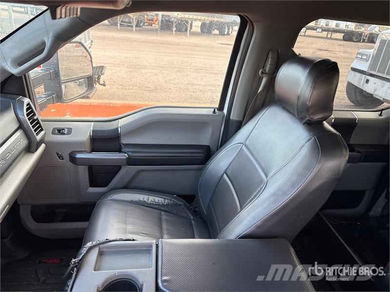 Ford F-250 XLT 4x4 Crew Cab Pickup Outro