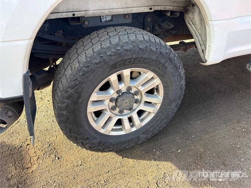 Ford F-250 XLT 4x4 Crew Cab Pickup Outro