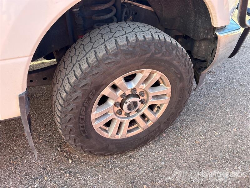 Ford F-250 XLT 4x4 Crew Cab Pickup Outro