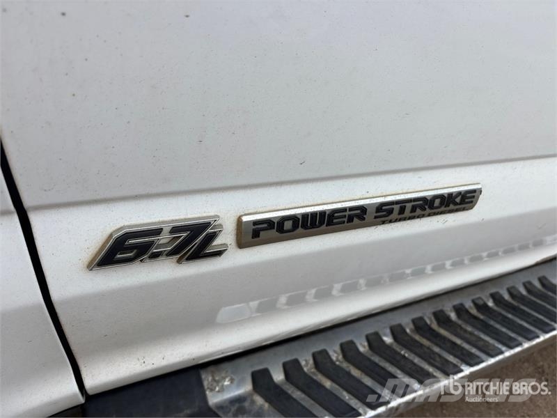 Ford F-250 XLT 4x4 Crew Cab Pickup Outro