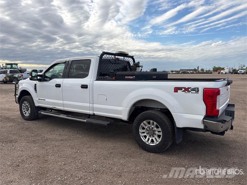 Ford F-250 XLT 4x4 Crew Cab Pickup Outro