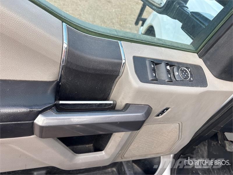 Ford F-250 XLT 4x4 Crew Cab Pickup Outro