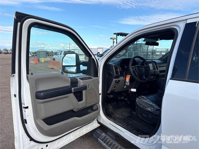 Ford F-250 XLT 4x4 Crew Cab Pickup Outro