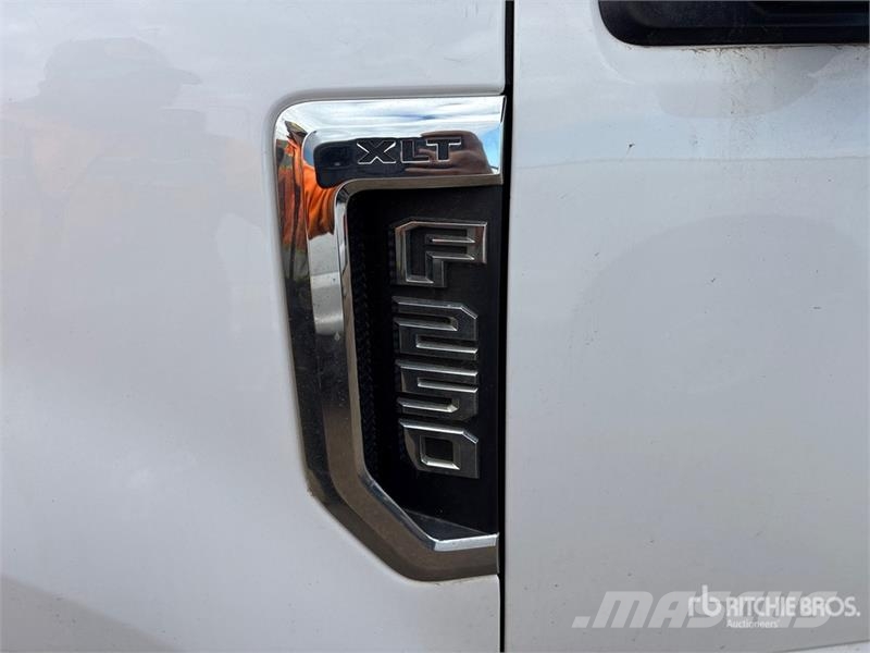 Ford F-250 XLT 4x4 Crew Cab Pickup Outro