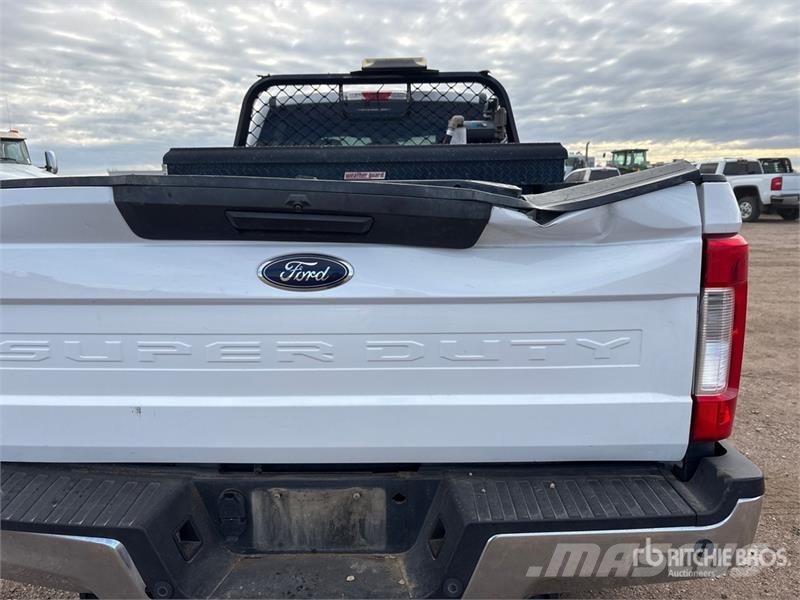 Ford F-250 XLT 4x4 Crew Cab Pickup Outro