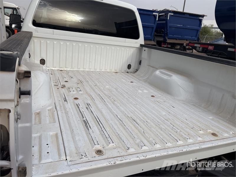 Ford F-250 XLT 4x4 Crew Cab Pickup Kita