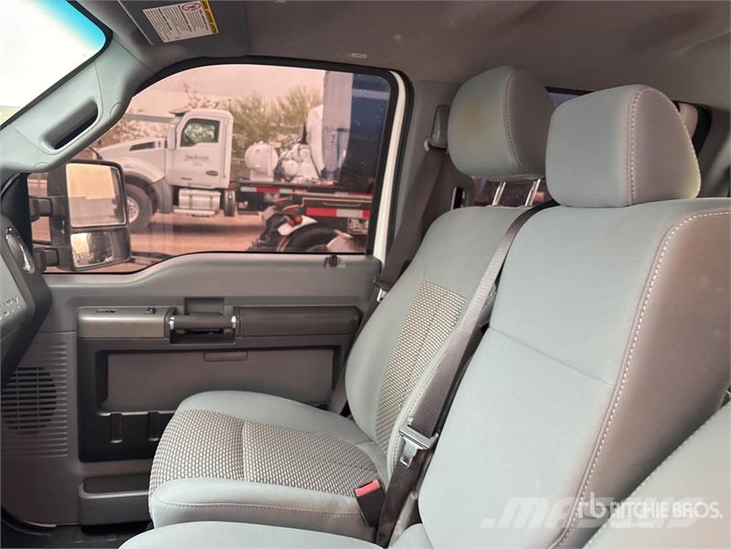 Ford F-250 XLT 4x4 Crew Cab Pickup Kita