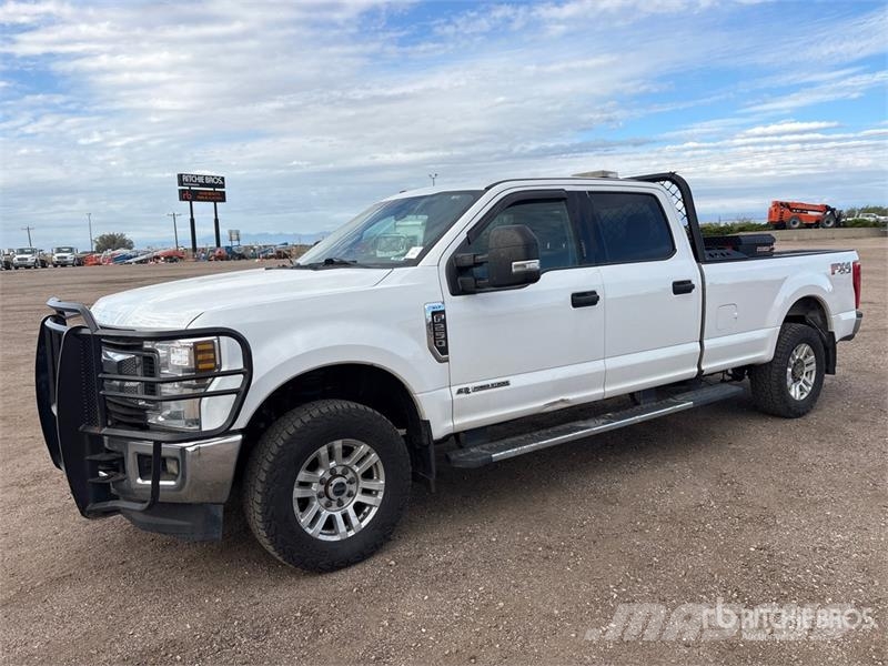 Ford F-250 XLT 4x4 Crew Cab Pickup Outro