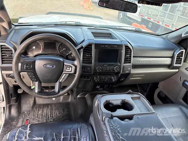 Ford F-250 XLT 4x4 Crew Cab Pickup Outro