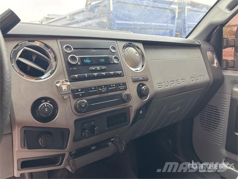 Ford F-250 XLT 4x4 Crew Cab Pickup Kita