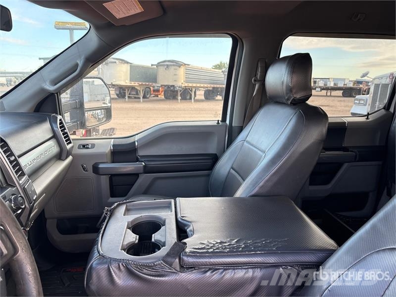 Ford F-250 XLT 4x4 Crew Cab Pickup Outro