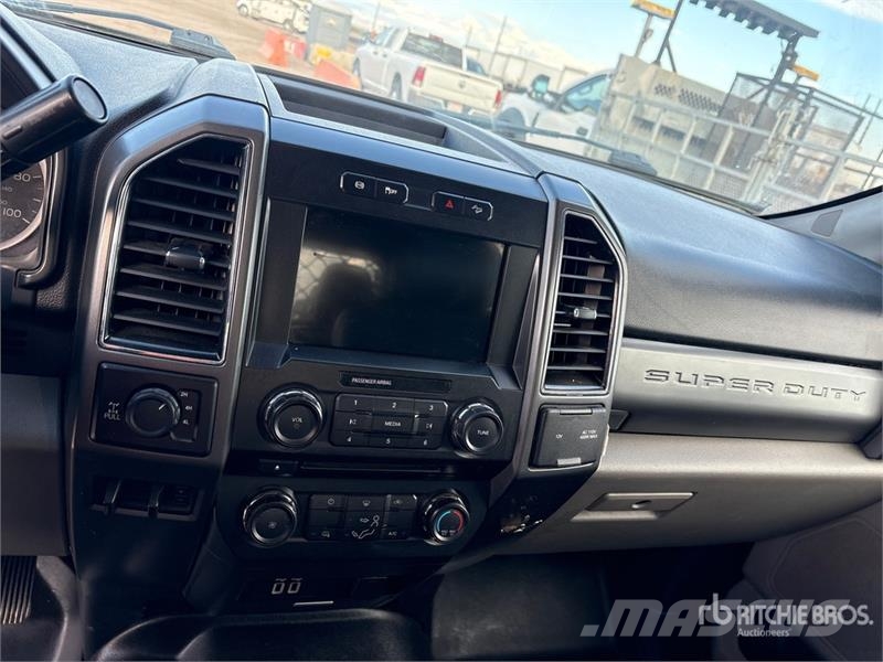 Ford F-250 XLT 4x4 Crew Cab Pickup Outro