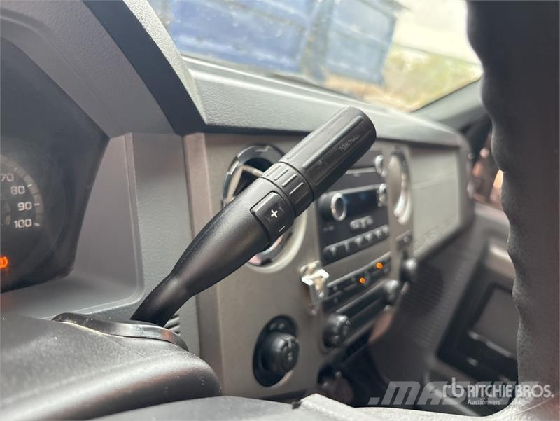Ford F-250 XLT 4x4 Crew Cab Pickup Kita