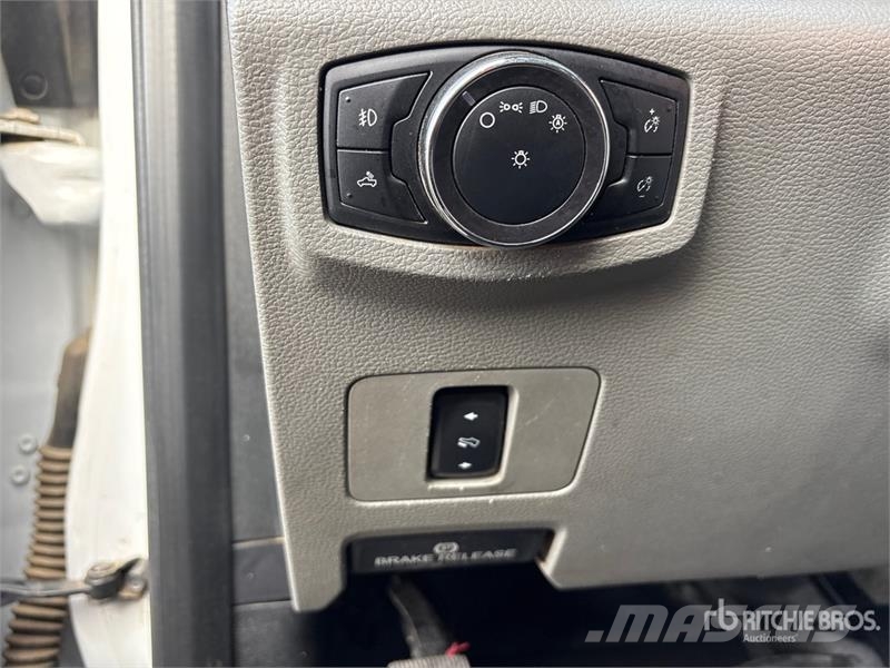 Ford F-250 XLT 4x4 Crew Cab Pickup Outro