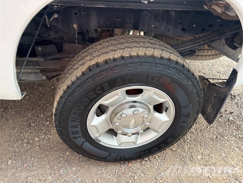 Ford F-250 XLT 4x4 Crew Cab Pickup Kita