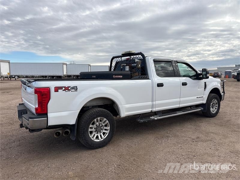 Ford F-250 XLT 4x4 Crew Cab Pickup Outro