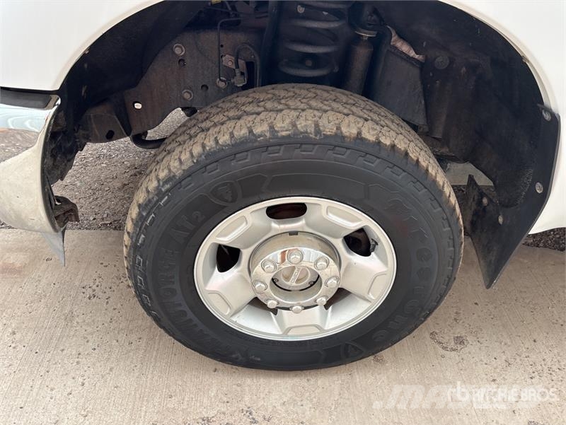 Ford F-250 XLT 4x4 Crew Cab Pickup Kita