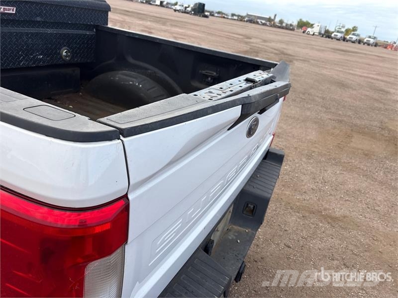 Ford F-250 XLT 4x4 Crew Cab Pickup Outro