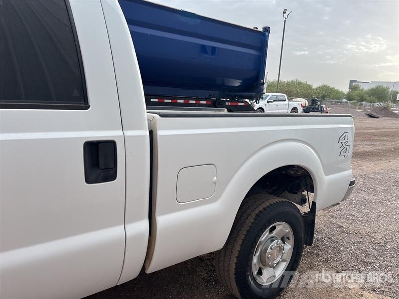 Ford F-250 XLT 4x4 Crew Cab Pickup Kita