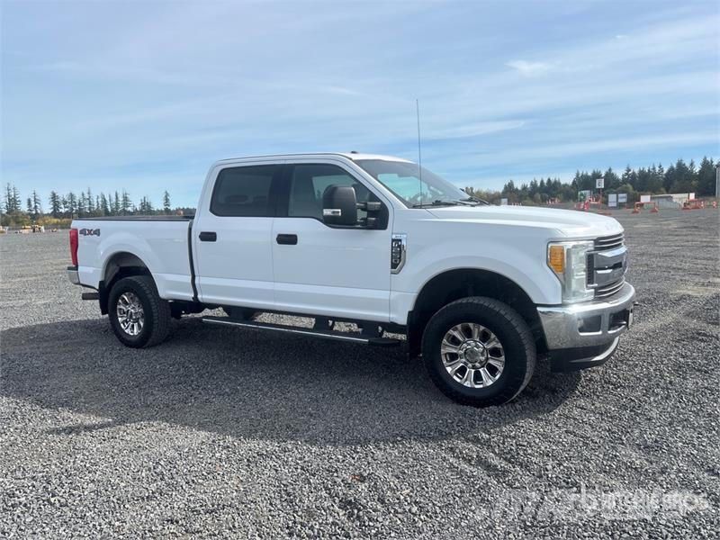 Ford F-250 XLT 4x4 Crew Cab Pickup Ostalo