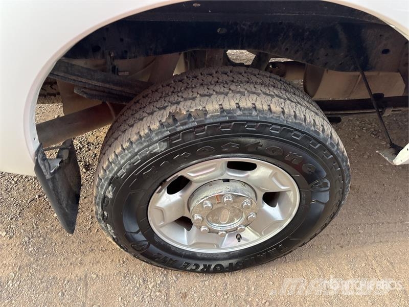 Ford F-250 XLT 4x4 Crew Cab Pickup Kita