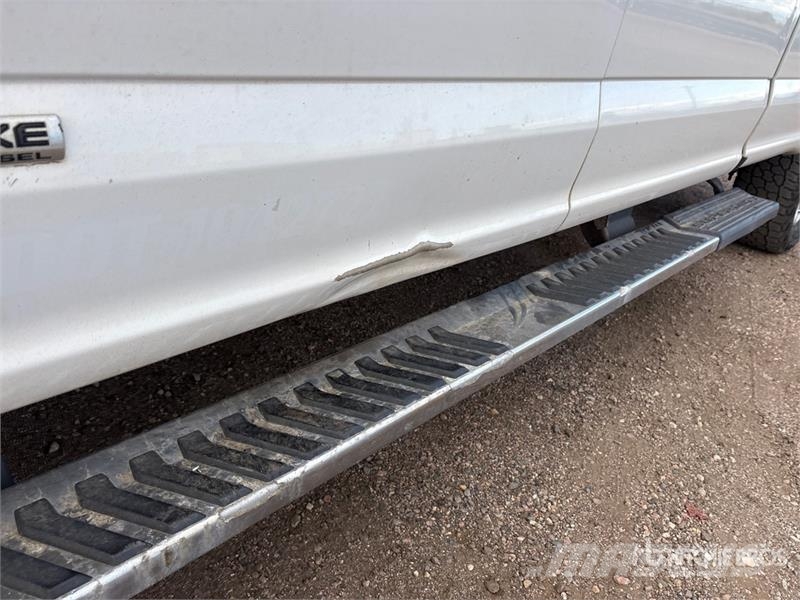 Ford F-250 XLT 4x4 Crew Cab Pickup Outro