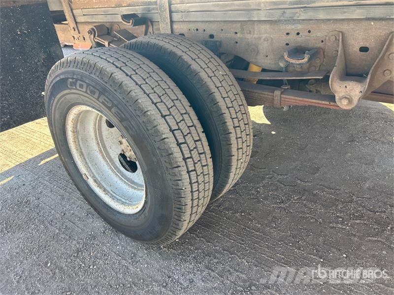 Ford F-350 Tovornjaki s kesonom/platojem