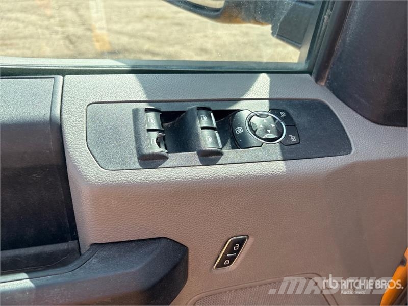 Ford F-350 Platós / Ponyvás teherautók