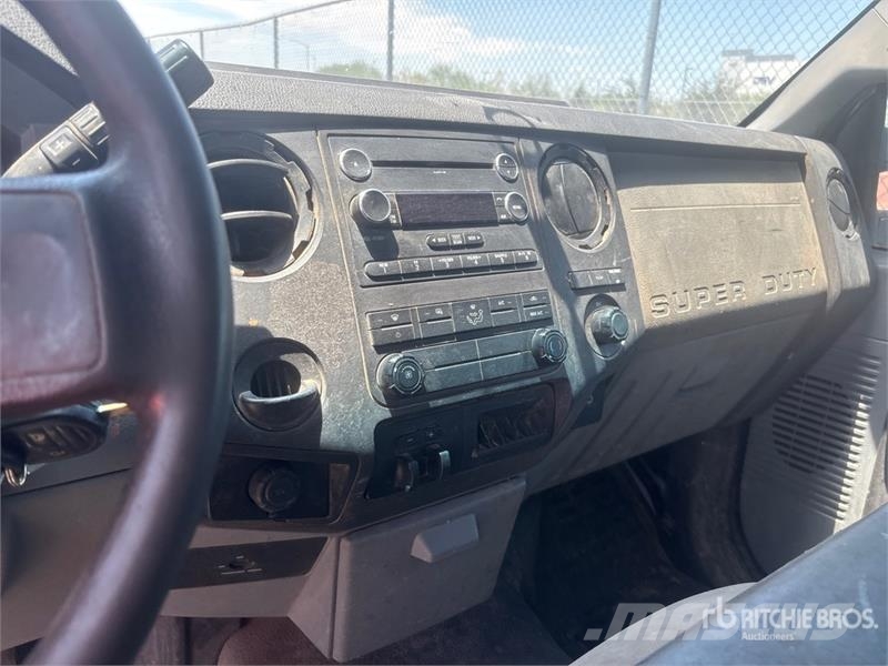Ford F-350 駕駛室與內部