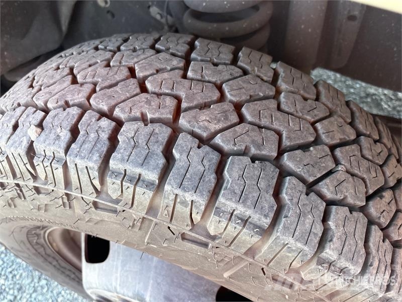 Ford F-350 Tovornjaki s kesonom/platojem
