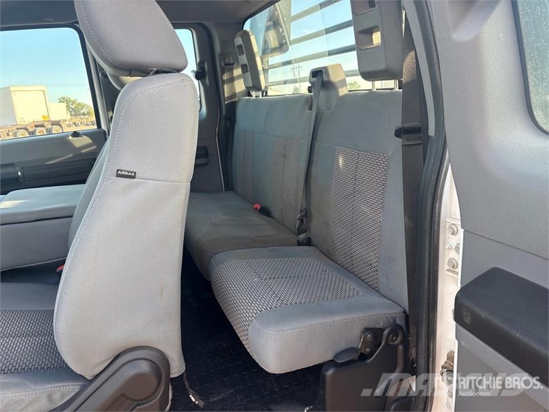 Ford F-350 平ボディー
