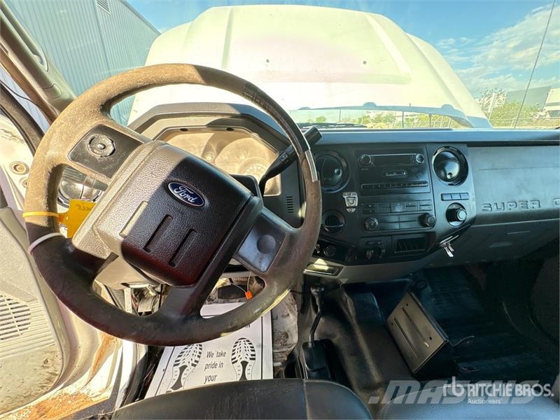 Ford F-350 Pritschenwagen/Pritschenwagen mit Seitenklappe