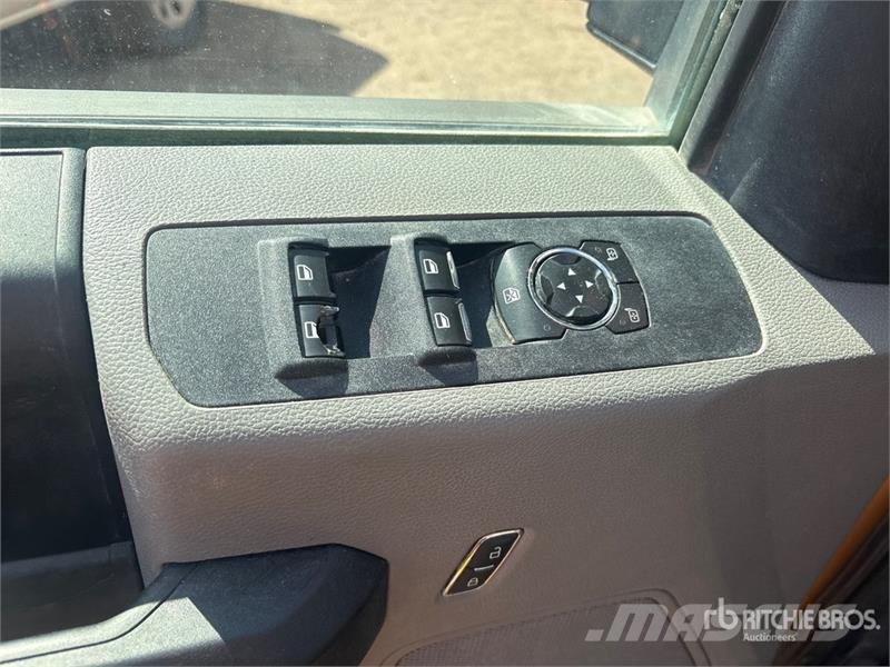 Ford F-350 Platós / Ponyvás teherautók