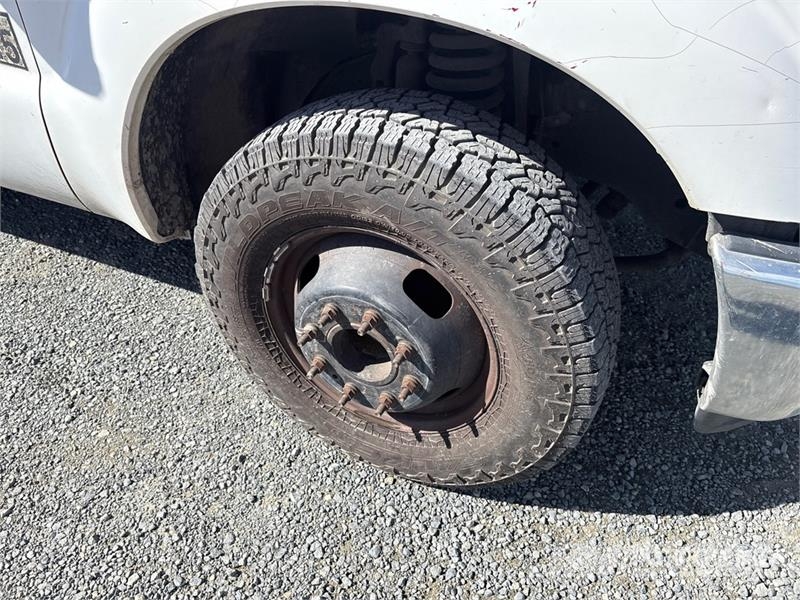 Ford F-350 Tovornjaki s kesonom/platojem
