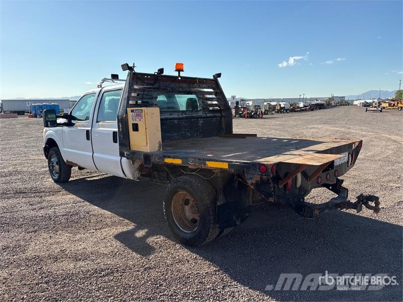 Ford F-350 Pritschenwagen/Pritschenwagen mit Seitenklappe