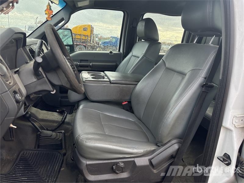Ford F-350 Vezetőfülke és belső tartozékok
