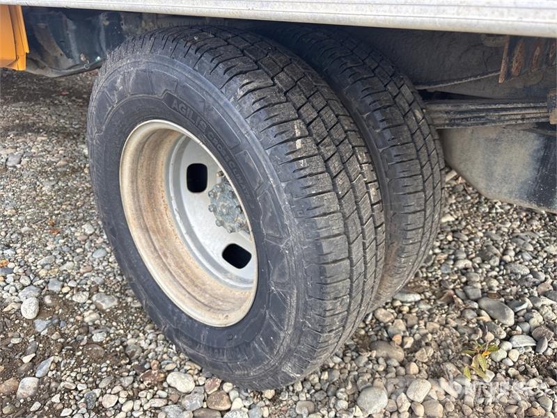 Ford F-350 Tovornjaki s kesonom/platojem