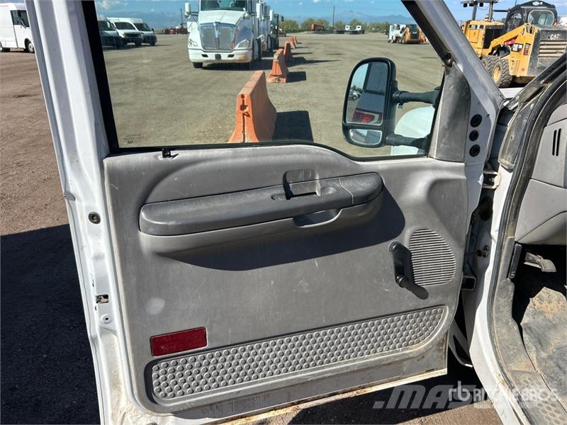 Ford F-350 Tovornjaki s kesonom/platojem