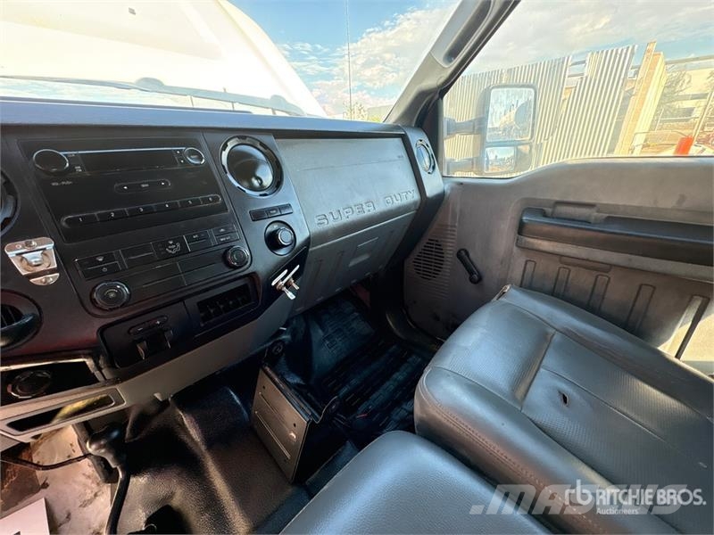 Ford F-350 Pritschenwagen/Pritschenwagen mit Seitenklappe