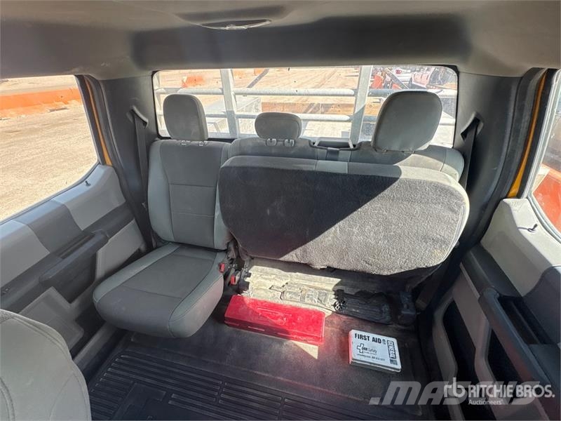 Ford F-350 Platós / Ponyvás teherautók