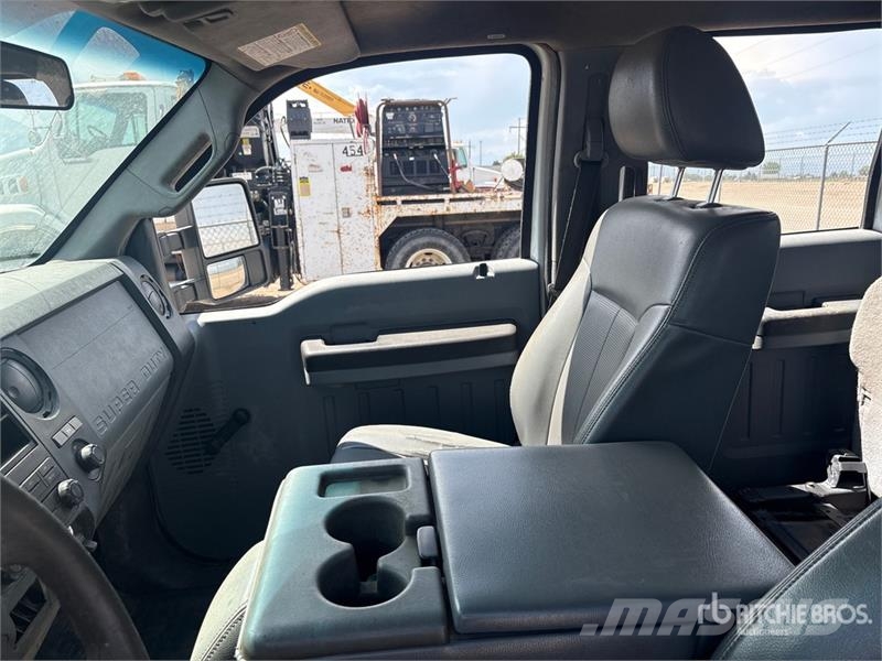 Ford F-350 Tovornjaki s kesonom/platojem