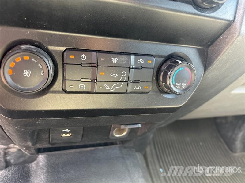 Ford F-350 Platós / Ponyvás teherautók