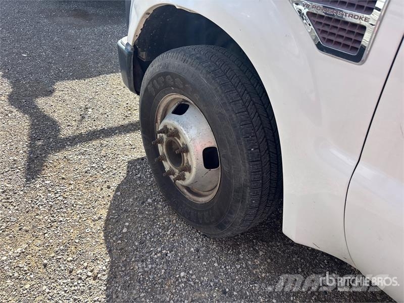 Ford F-350 Vieglais kravas automobilis/izkraušana no sāniem