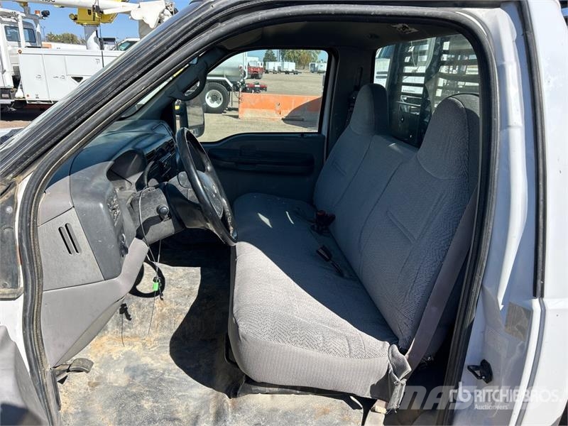 Ford F-350 Tovornjaki s kesonom/platojem