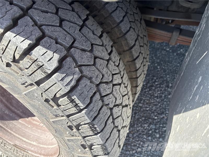 Ford F-350 Tovornjaki s kesonom/platojem