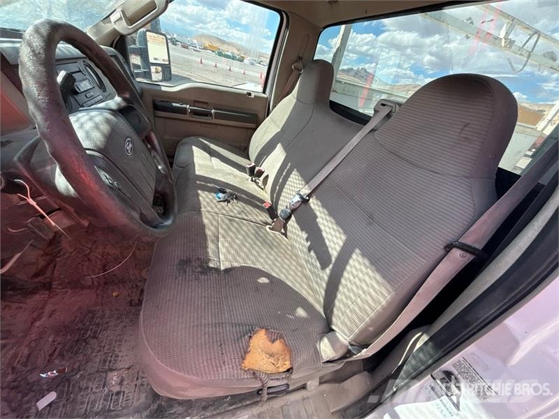 Ford F-350 Vieglais kravas automobilis/izkraušana no sāniem