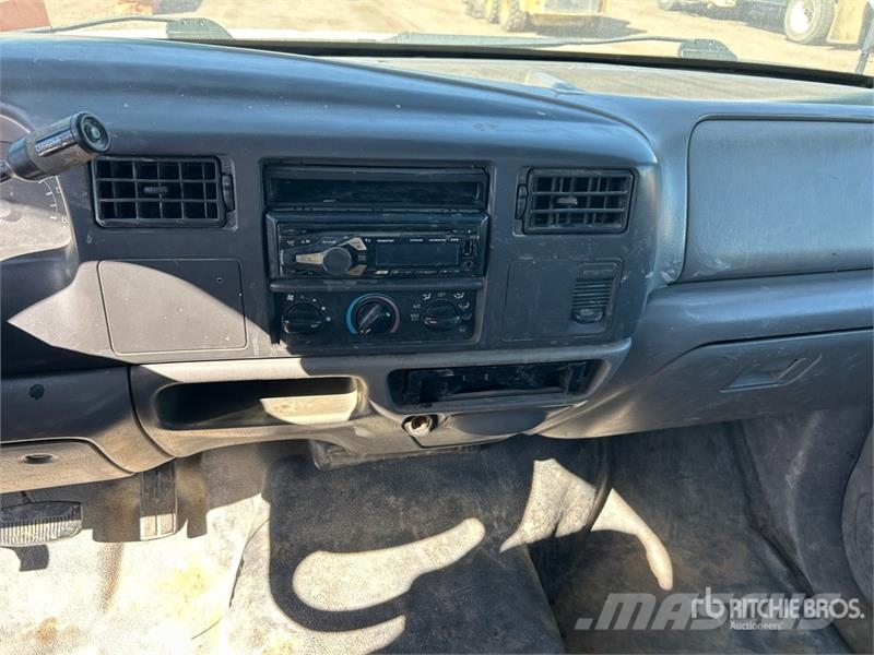 Ford F-350 Tovornjaki s kesonom/platojem