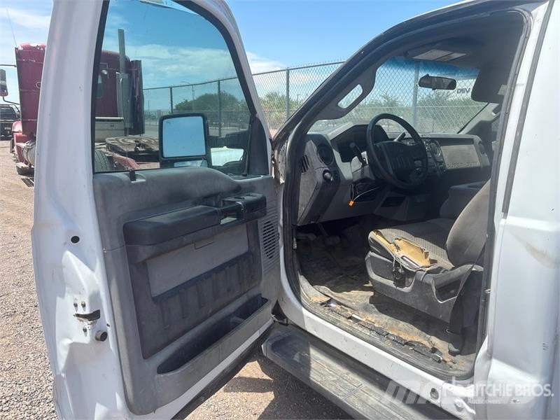 Ford F-350 駕駛室與內部